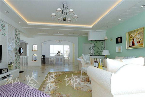 客廳作為待客區域,一般要求簡潔明快,同時裝修較其它空間要更明快光鮮,通常使用大量的石材和木飾面裝飾;臥室:韓式家居的臥室布置較為溫馨,作為主人的私密空間,主要以功能性和實用舒適為考慮的重點,一般的臥室不設頂燈,多用溫馨柔軟的成套布藝來裝點,同時在軟裝和用色上非常統一。