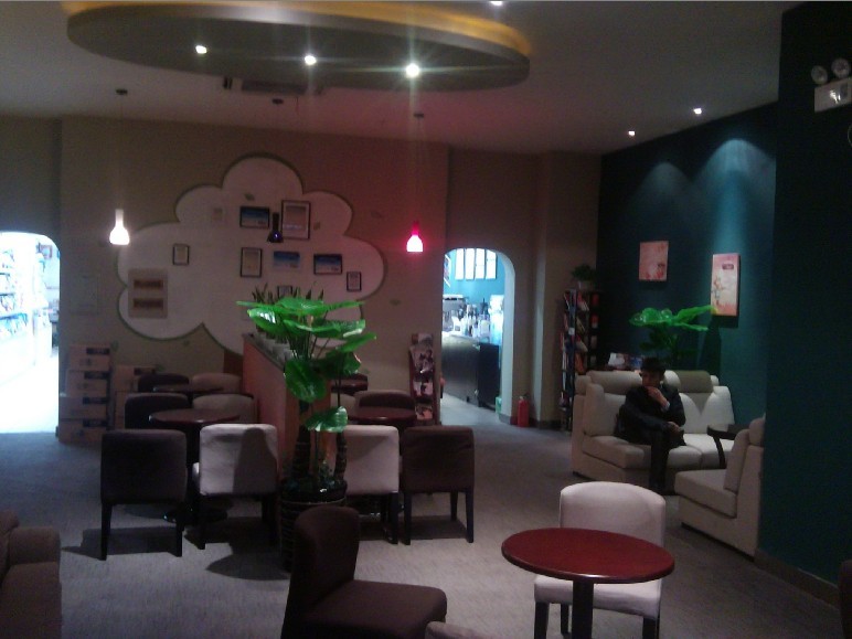 時尚型茶館茶樓設計是由茶文化與時尚文化結合產生的。這類“茶館”一般規模不大,格調高雅,富有文化情調和文化特色。現今流行的諸如紅茶坊、綠茶坊及名目繁多的時尚飲茶場所,均可列在其中。有人稱之為茶坊文化,其實為茶館文化一個組成部分。