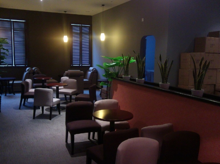 一般來說,顧客進茶樓是為了打發時光,是希望得到放松,享受片刻的愜意。對他們來說,茶樓、咖啡廳可以是朋友聚會的地方,意味著友誼的發源;可以是解開隔閡的地方,意味著敵意的化解……在這里,每個人都喜歡買一杯茶或一杯咖啡,自由地去思考和談論。因此,茶樓、咖啡室氣氛的營造就顯得尤為重要了。氣氛的營造的一個關鍵性因素,就是音樂,應該選擇輕松的音樂(比如傳統音樂)為背景音樂,千萬不要聲音太大也不要太小,也就是要既能給人輕松的感覺,又不至于影響顧客談話。另外經營者應與設計者商量,盡可能把茶樓、咖啡廳設計成為雅俗共賞的地方