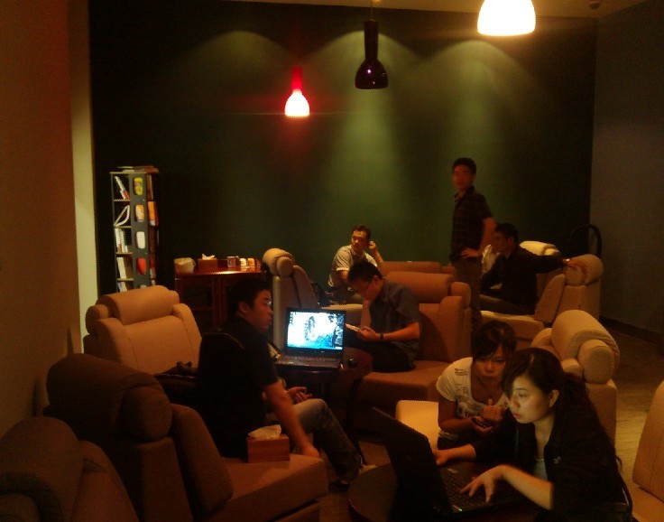 一般來說,顧客進茶樓是為了打發時光,是希望得到放松,享受片刻的愜意。對他們來說,茶樓、咖啡廳可以是朋友聚會的地方,意味著友誼的發源;可以是解開隔閡的地方,意味著敵意的化解……在這里,每個人都喜歡買一杯茶或一杯咖啡,自由地去思考和談論。因此,茶樓、咖啡室氣氛的營造就顯得尤為重要了。氣氛的營造的一個關鍵性因素,就是音樂,應該選擇輕松的音樂(比如傳統音樂)為背景音樂,千萬不要聲音太大也不要太小,也就是要既能給人輕松的感覺,又不至于影響顧客談話。另外經營者應與設計者商量,盡可能把茶樓、咖啡廳設計成為雅俗共賞的地方